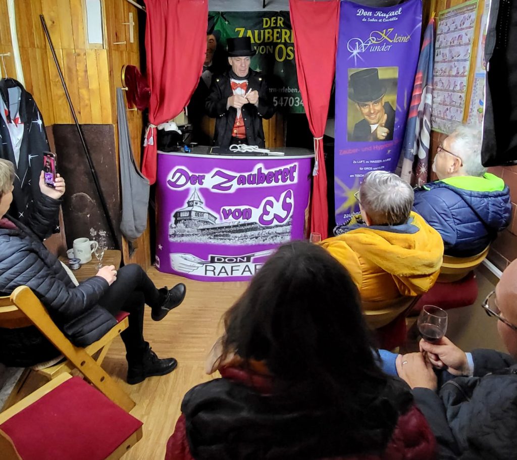 Don Rafael präsentiert das zauberprogramm in seinem kleinen Theater